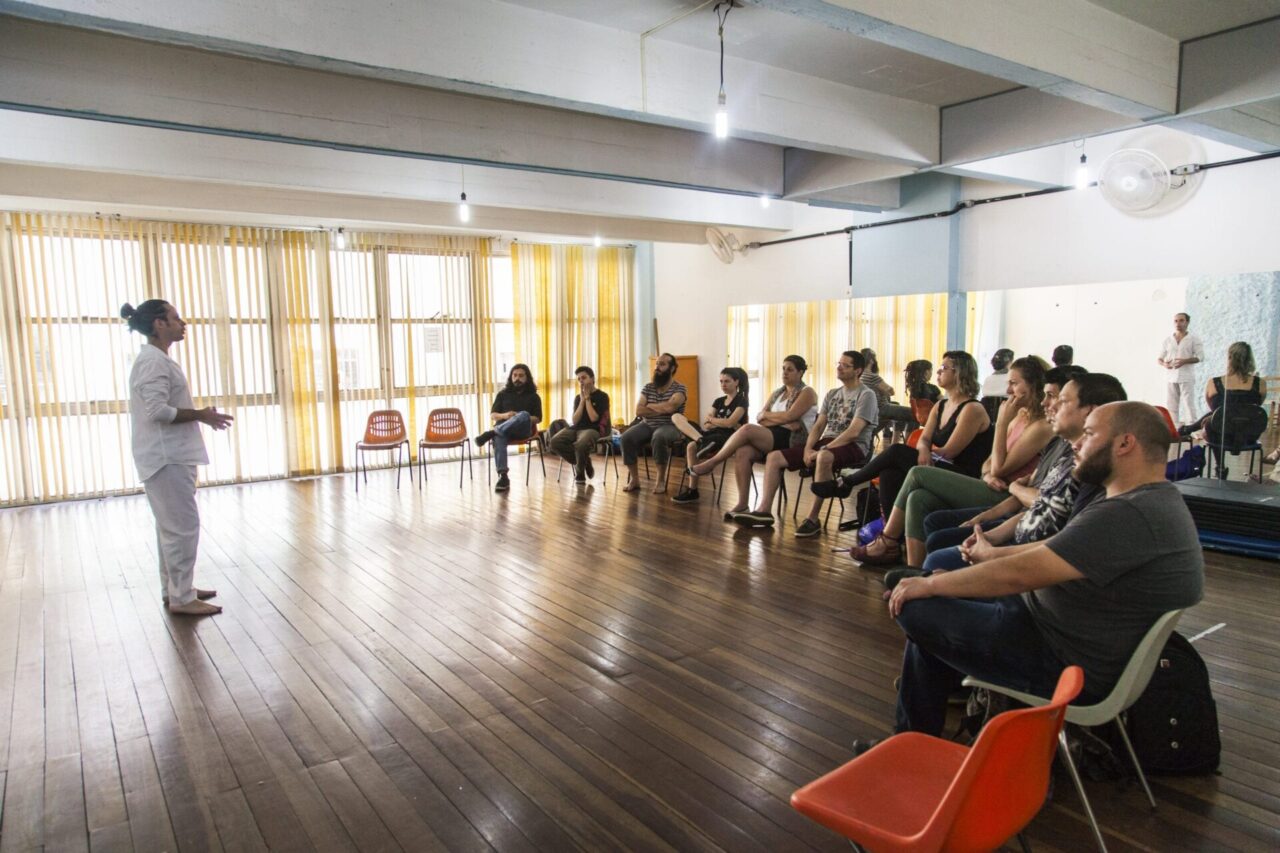 FOLHA_projeto silêncio_la vem o mimico_local cia de arte POA_crédito francine tisiam