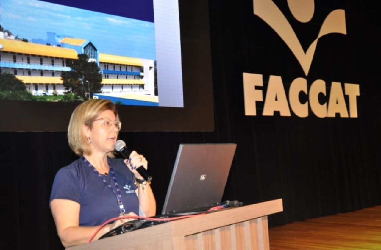 Vice-diretora da Faccat, Carine Backes Dörr, está na linha de frente do VI Fórum Sthem Brasil