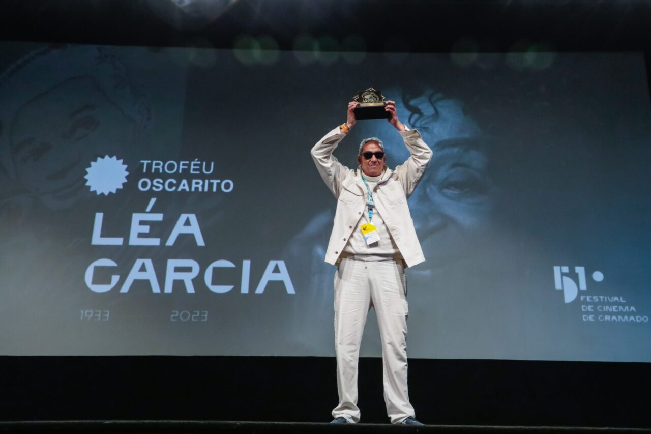 Filho de Léa Garcia, Marcelo Garcia, recebe o troféu Oscarito em homenagem a mãe entregue pela presidente da Gramadotur Rosa Helena Volk. Foto: Cleiton Thiele
