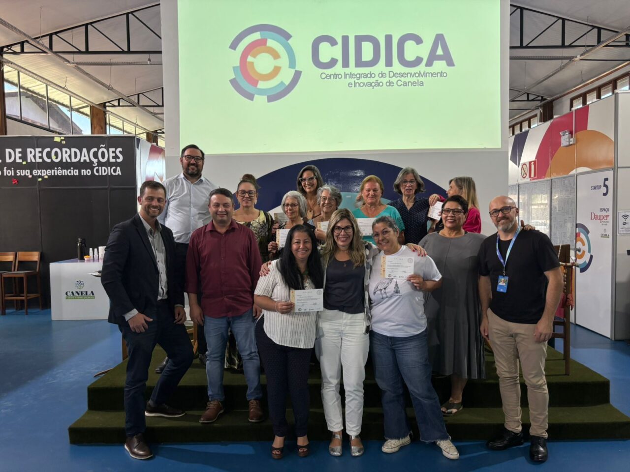 Formandas da capacitação Produtos da Terra, com os secretários da Fazenda e Gestão Pública e representantes do Sebrae e da Cresol