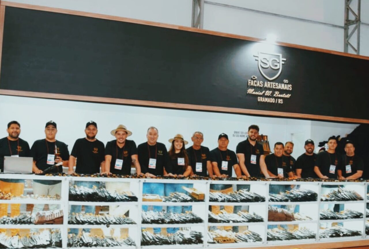 Na foto a equipe SG Facas Artesanais de Gramado no estande da empresa na Agrishow.