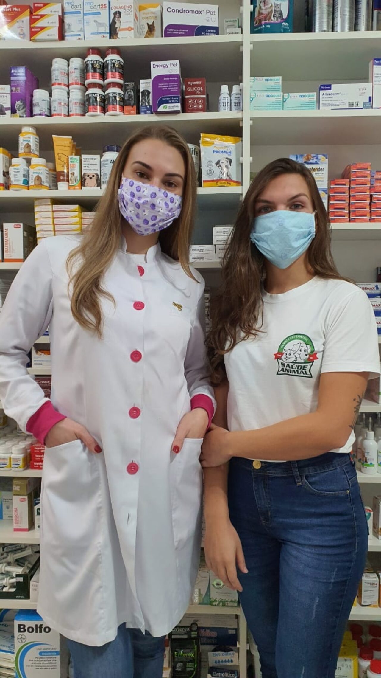 Ana Paula Fauth Bohrer, Médica Veterinária e Milena Schulz, auxiliar de clínica veterinária