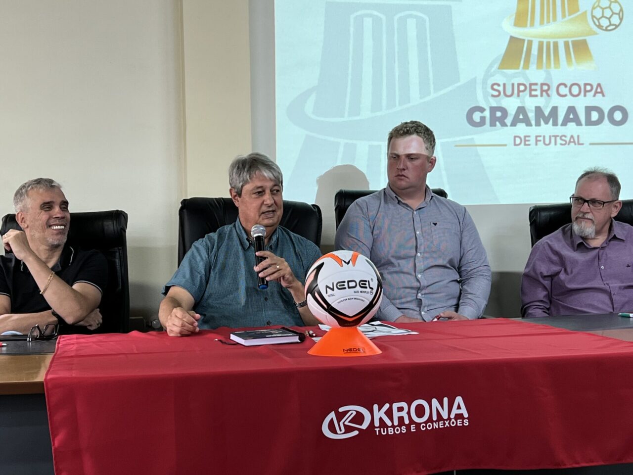 Apresentação Super Copa Gramado. Na mesa, Nelson, Nestor, Lucas e Jadir. Foto: Gerson Sorgetz.