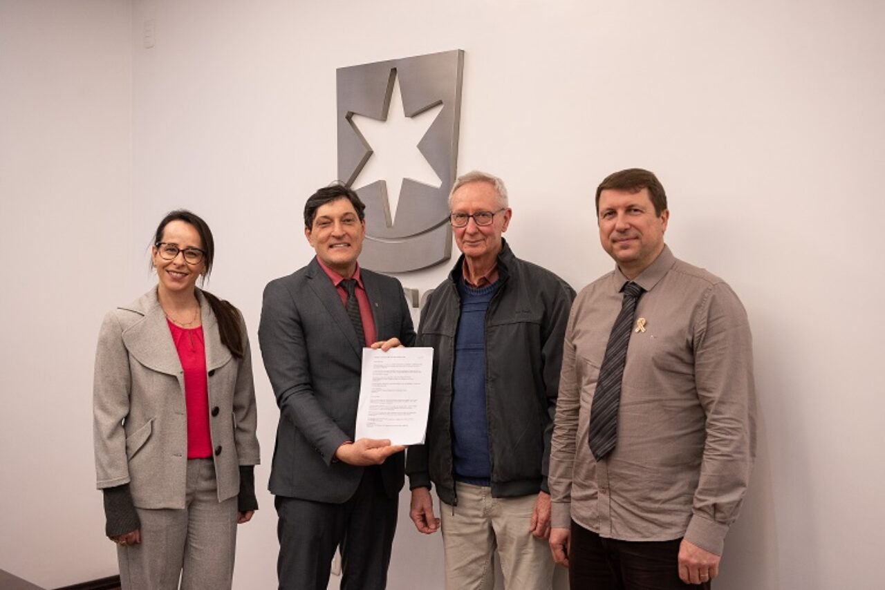 Diretora da Área do Conhecimento de Humanidades, Terciane Ângela Luchese, reitor da UCS, Gelson L. Rech, professor da Cátedra, Danilo Romeu Streck, e pró-reitor de Pesquisa e Pós-Graduação, Everaldo Cescon.