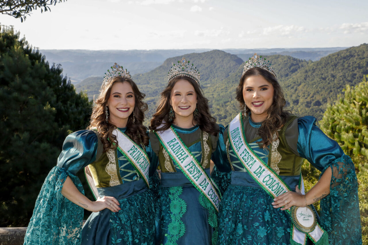 26_03_2024_33FestadaColonia2024_Soberanas da Festa - Princesa Manuela Cavichion, Rainha Julia Brezolla e a Princesa Ana Paula Thomazi. Foto Cleiton Thiele/SerraPress