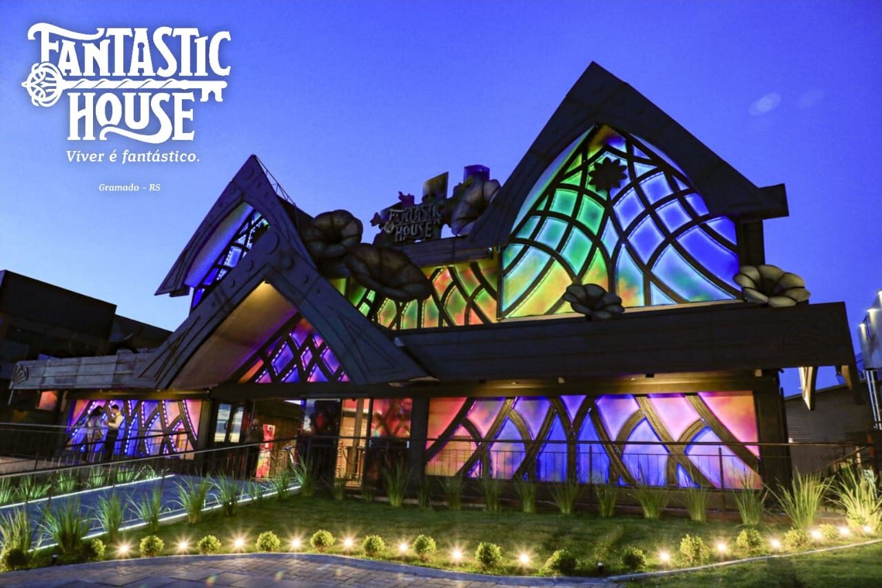 Foto Fantastic House.fachada.com logomarca.3
