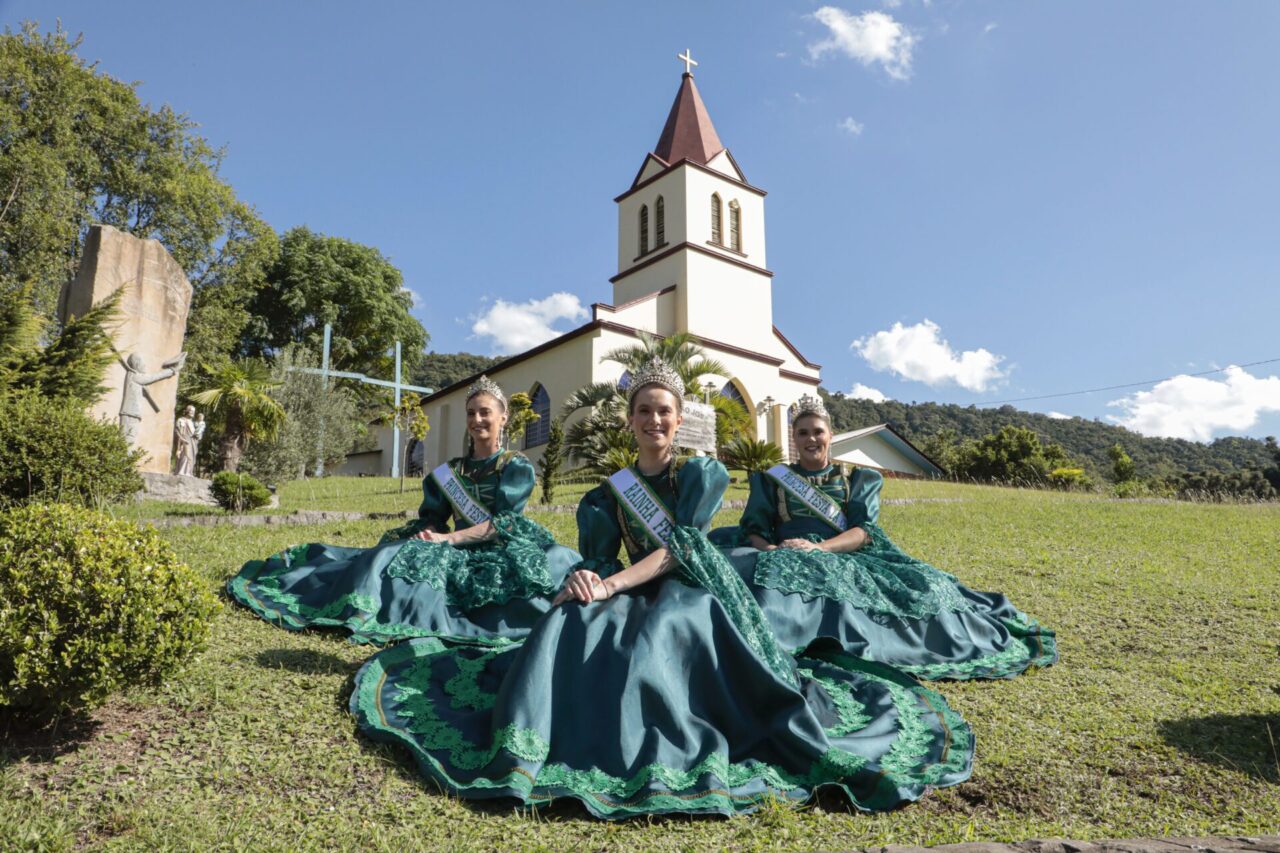 Princesa Manuela Cavichion, Rainha Julia Brezolla e a Princesa Ana Paula Thomazi. Foto Cleiton Thiele/SerraPress.