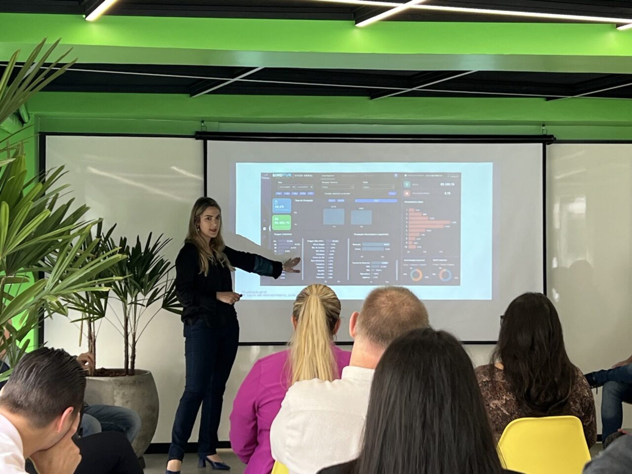 Na imagem, a Executiva do Sindtur, Lisa Gottschalk, apresentando Flutua aos hoteleiros.