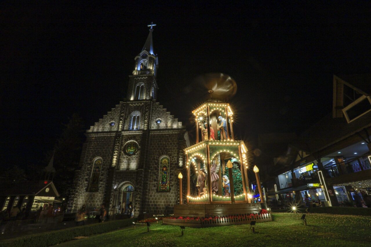 Foto Natal Luz.Igreja e Presépio