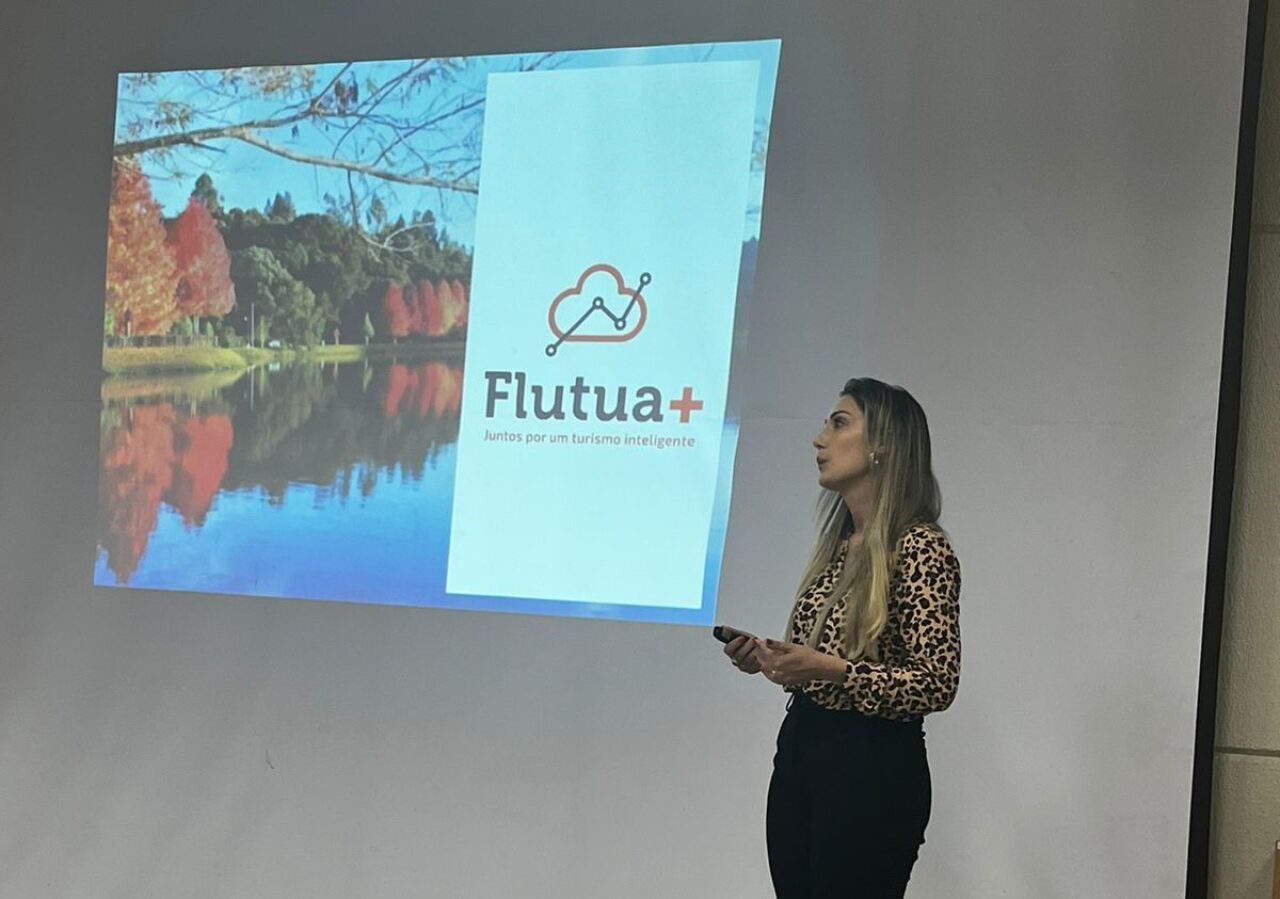 Lisa Gottschalk, Executiva do Sindtur, em apresentação do Flutua, e o público presente no evento.