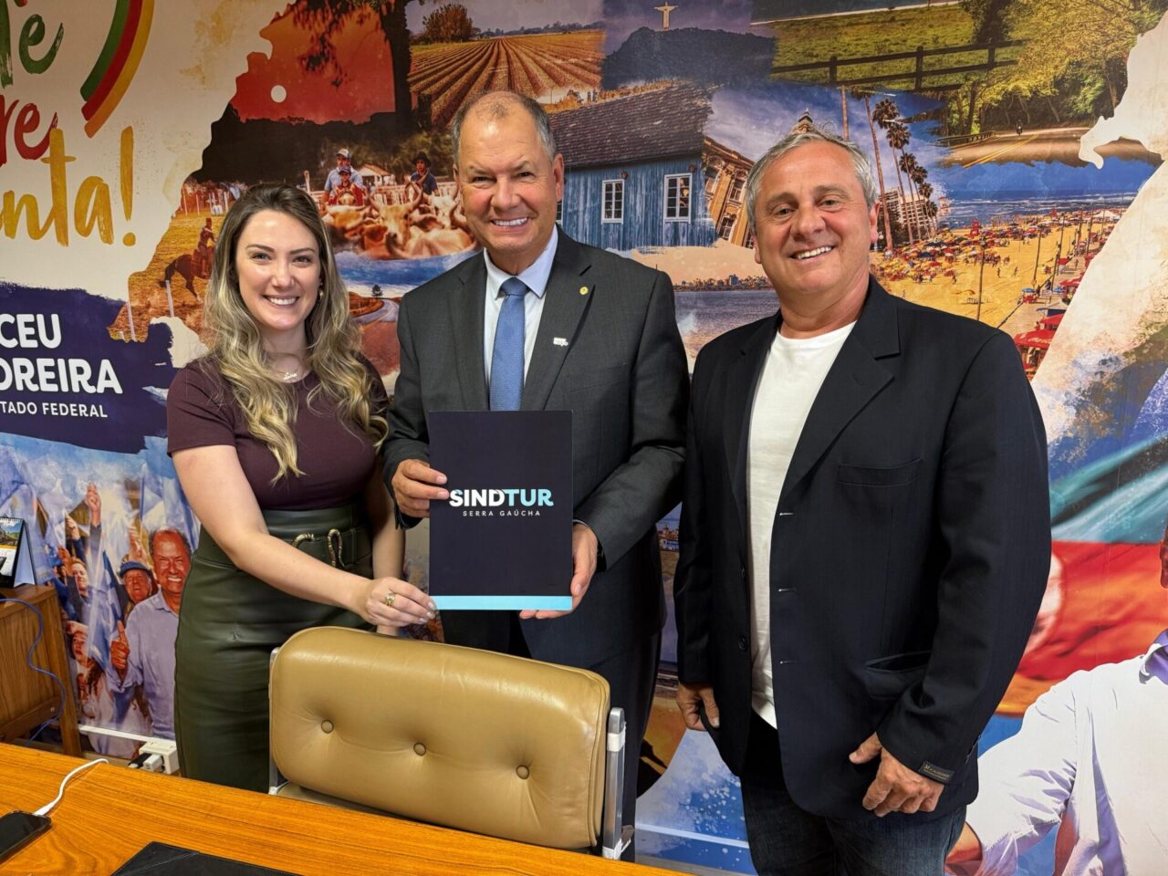 Foto Sindtur.Deputado Alceu Moreira, Lisa Gottschalk e Claudio Souza
