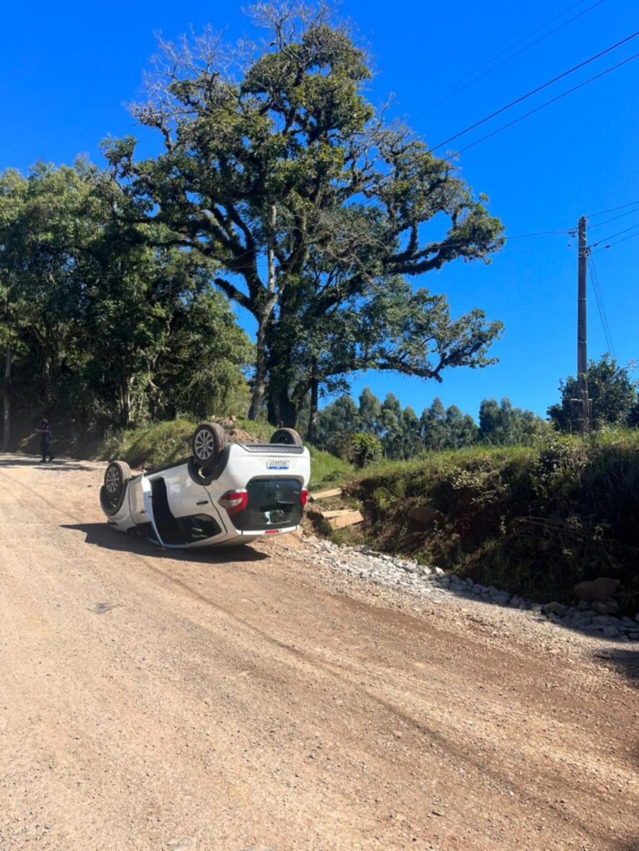 Foto-carro-capotado-768x1024
