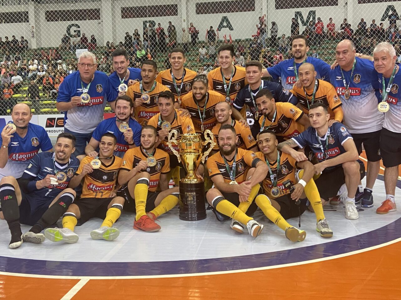 Foto festa atletas Magnus com o troféu
