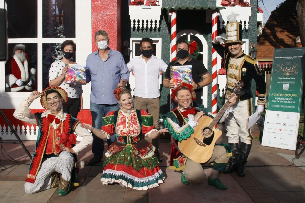 Na foto, a diretora do Mundo a Vapor Caren Urbani, o fotógrafo Leonid Streliaev, o presidente da Gramadotur Rafael Carniel e o fotógrafo Cleiton Thiele acompanhados pela Trupe de Natal