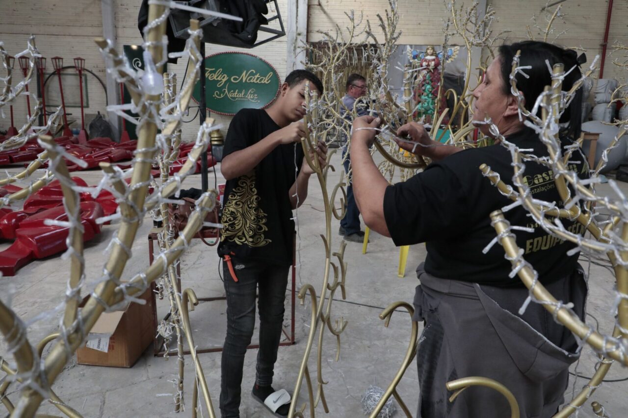 Montagem da decoração do Natal Luz. Foto: Cleiton Thiele