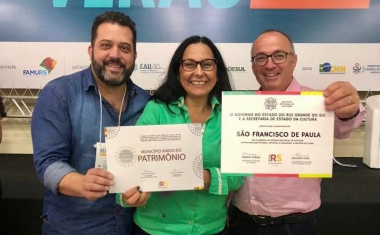 Secretário Rafael Castello Costa, Coordenadora Lúcia Pires e Prefeito Marcos Aguzzolli recebem certificado de adesão ao Sistema Estadual de Cultura.