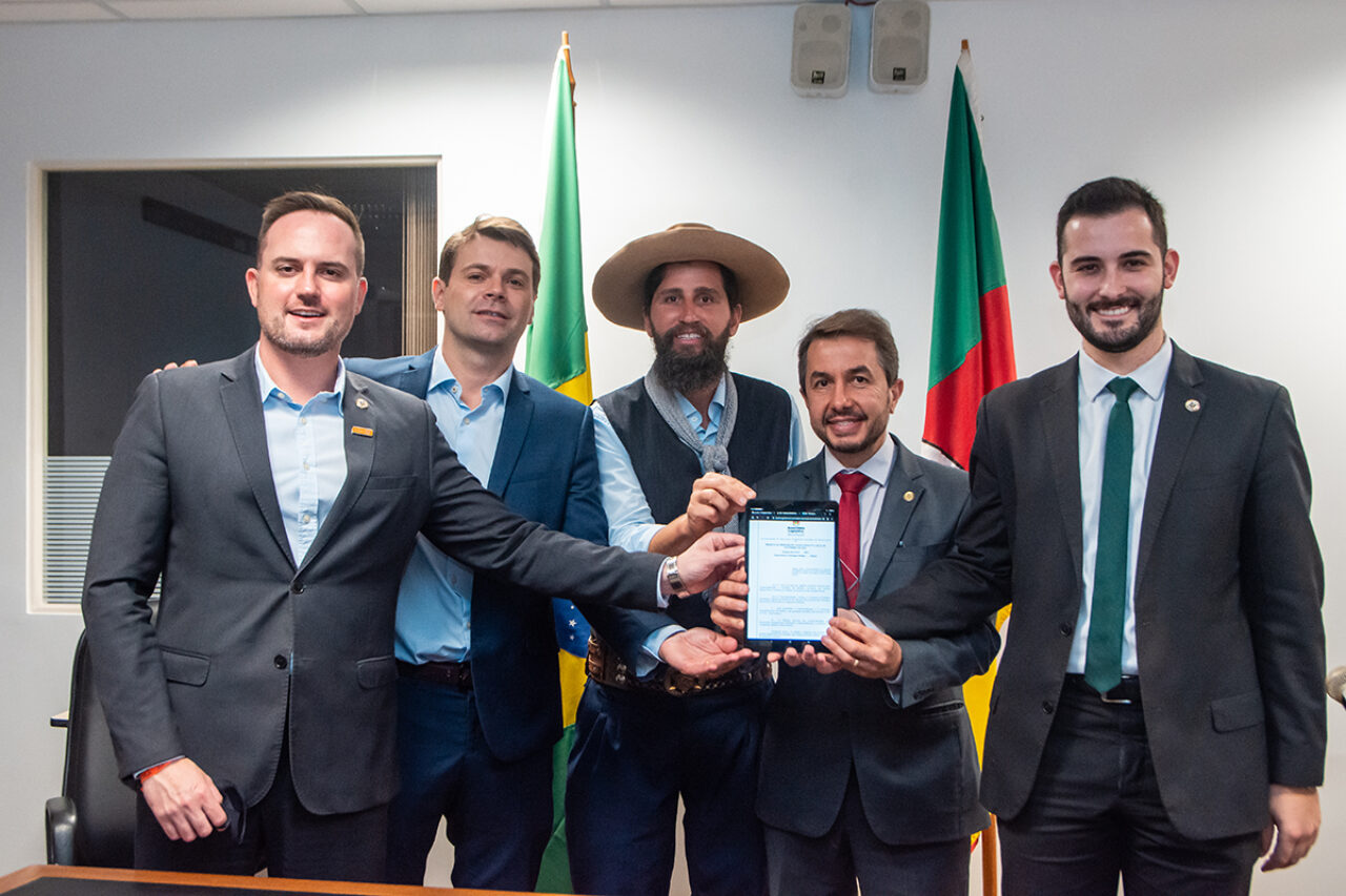 Fotos; Talles Kunzler - Entre o grupo de parlamentares que assinaram a proposta, além do proponente
Giuseppe Riesgo, estão o deputado Fábio Ostermann (NOVO), Sérgio Turra (PP), Marcus Vinícius (PP), Gaúcho da Geral (PSD), e Gerson Burmann (PDT).