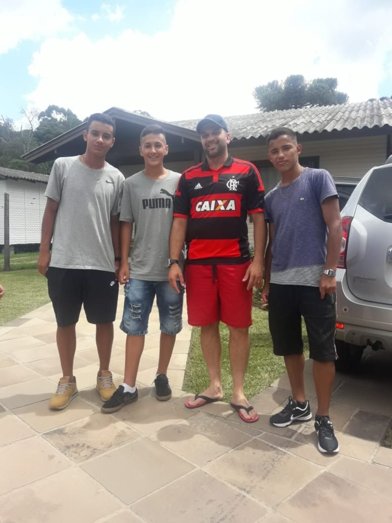 Foto: Garotos com o responsável pelo Talento Serrano