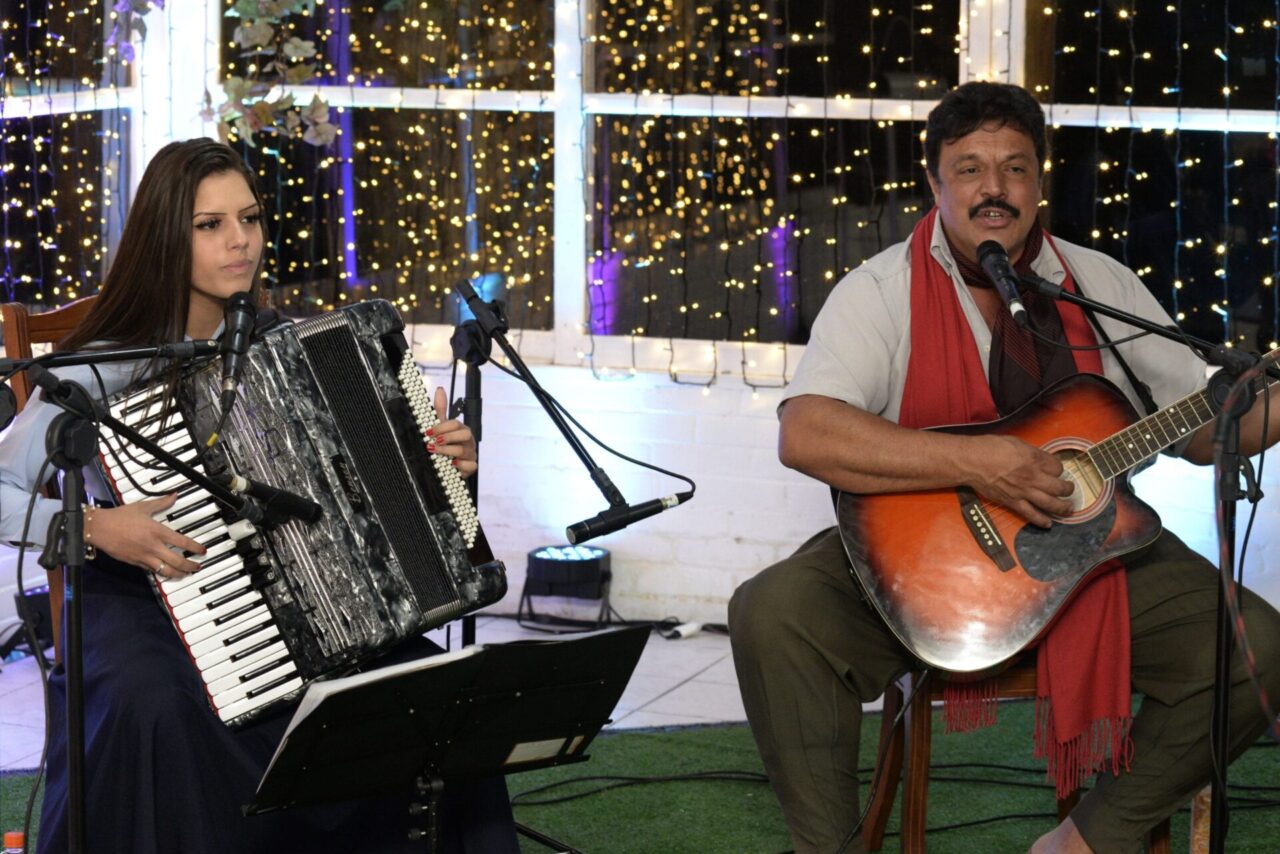 Pai e filha interpretam sucessos conhecidos do nosso cancioneiro.