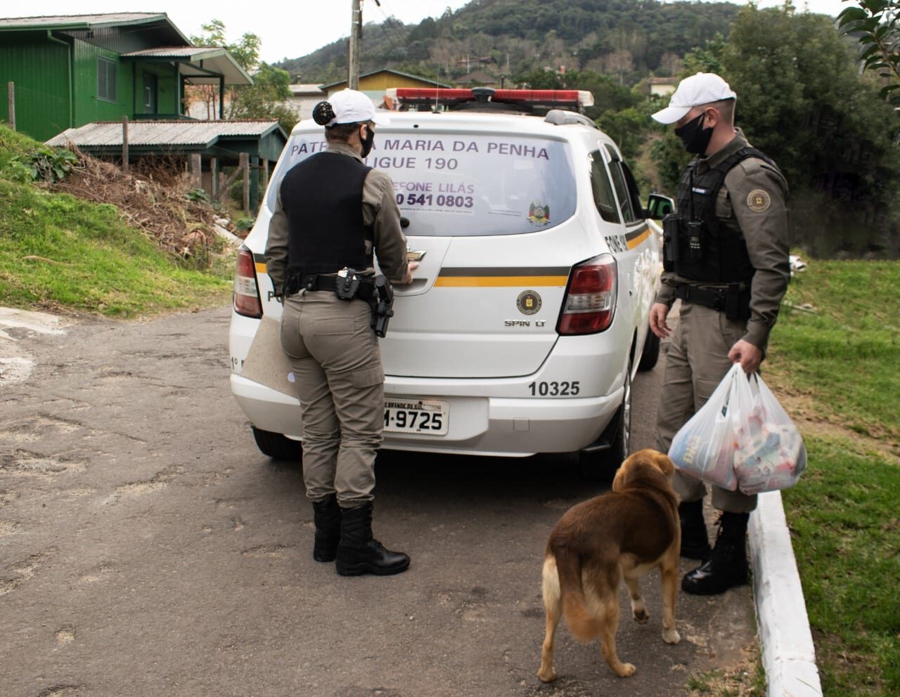 Gramado - Patrulha Maria da Penha da BM entrega cestas básicas