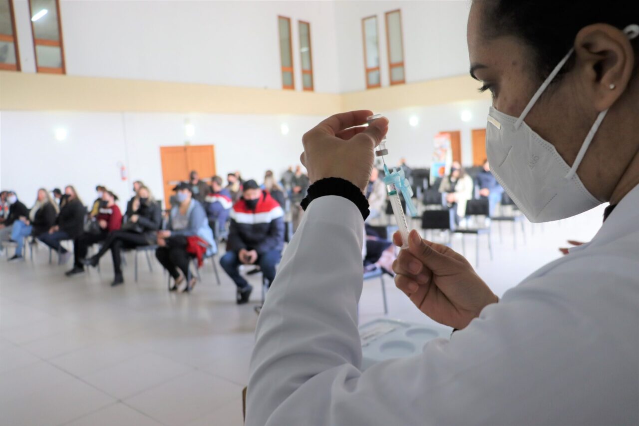 Gramado vai receber 645 doses da AstraZeneca e vacinação será retomada na terça-feira