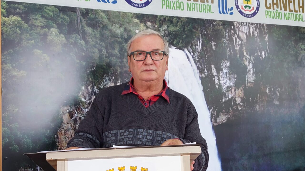 Constantino em coletiva de imprensa.