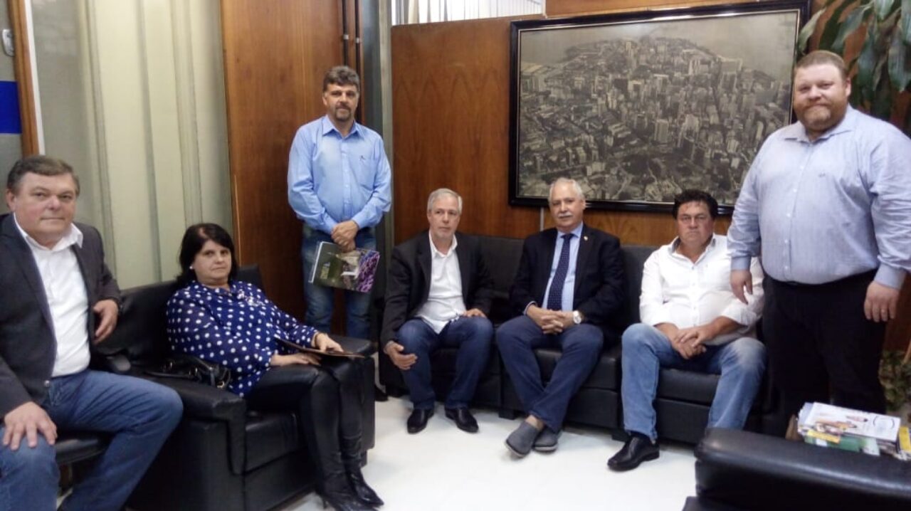 Comitiva canelense e o deputado Ciro Simoni. Foto: Reprodução