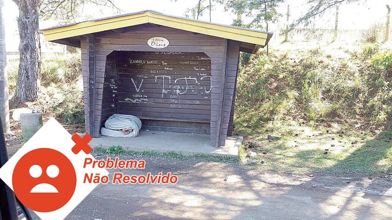 Homem dorme em para de ônibus