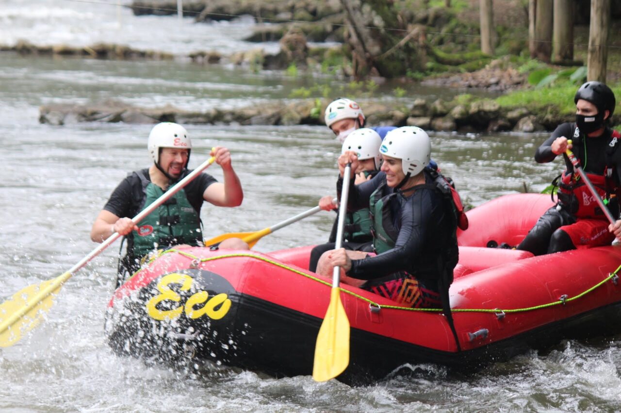 Foto: Divulgação - Rafting em Três Coroas. Membros da mesma família ou círculo de convívio não precisam usar máscara dentro do bote.