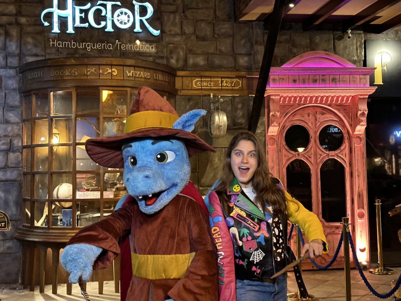 Hector e Mileninha em frente a hamburgueria que é uma das locações do filme