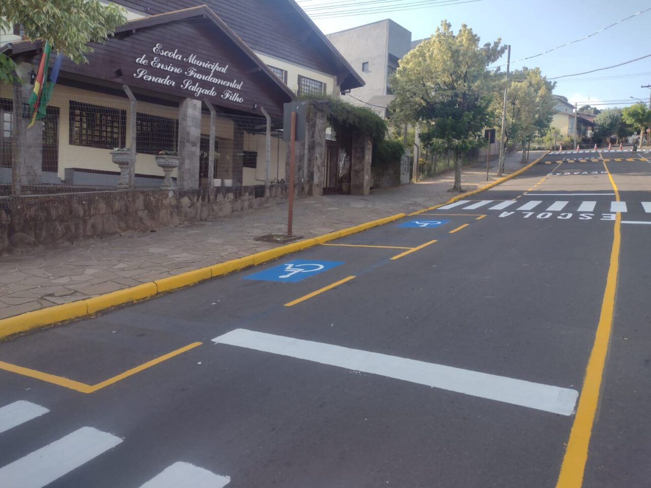 Foto: Pintura viária foi revitalizada na frente da escola Senador Salgado Filho.