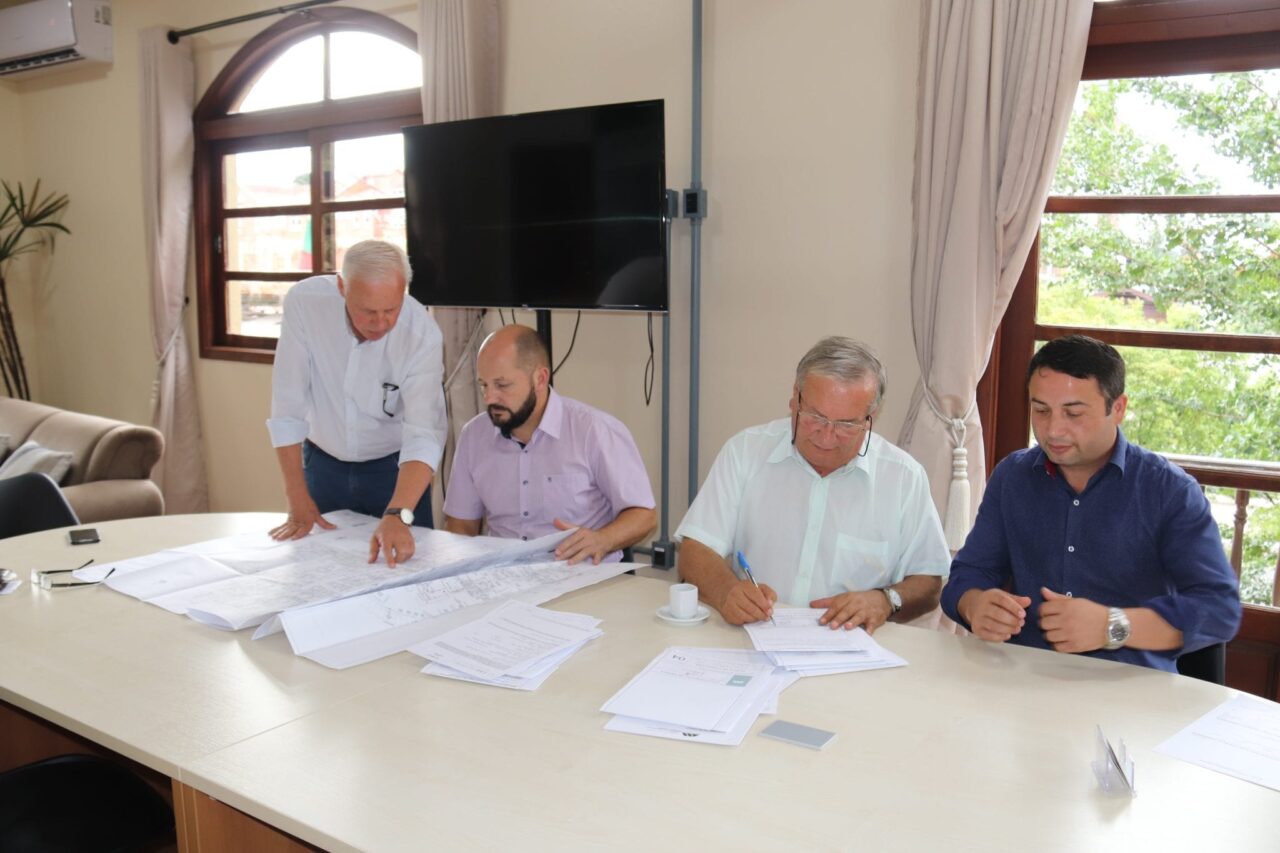 Arquiteto Lorenz, secretário de Saúde Vilmar Santos, prefeito Constantino Orsolin e secretário de Governança, Planejamento e Gestão Luciano Melo em análise do estudo preliminar
- Foto: Marcio Cavalli