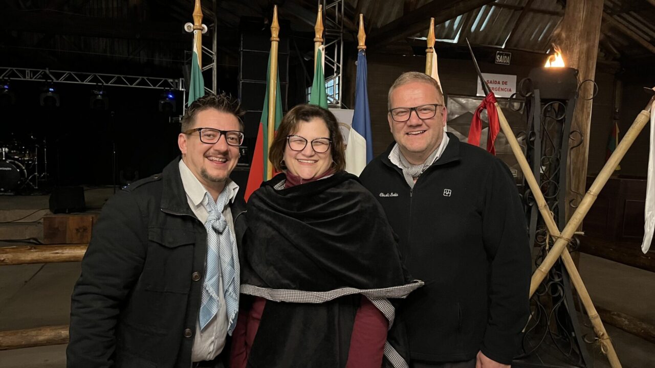 Patrão do CTG Querência Jeferson Lodea, com os guardiões da Chama Crioula em 2024, Claudio e Cristina Lodea. Foto: Diego Santos/Estrategiacom