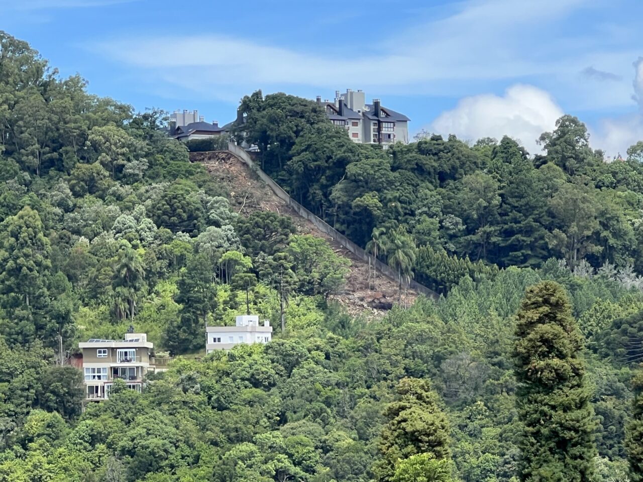 Foto: Do bairro Piratini é possível ver o desnível entre as ruas.