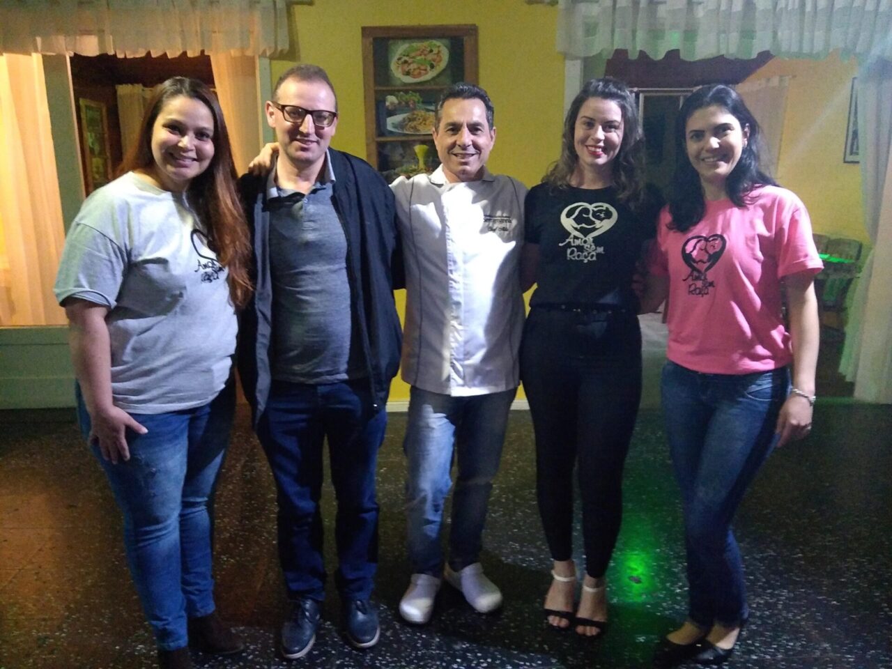 A diretoria da Amor Sem Raça, Priscila Dreier, Viviane Pelissari e Silvana Daros, com o secretário de Obras, Luiz Cláudio da Silva, e o chef Aldo Floris