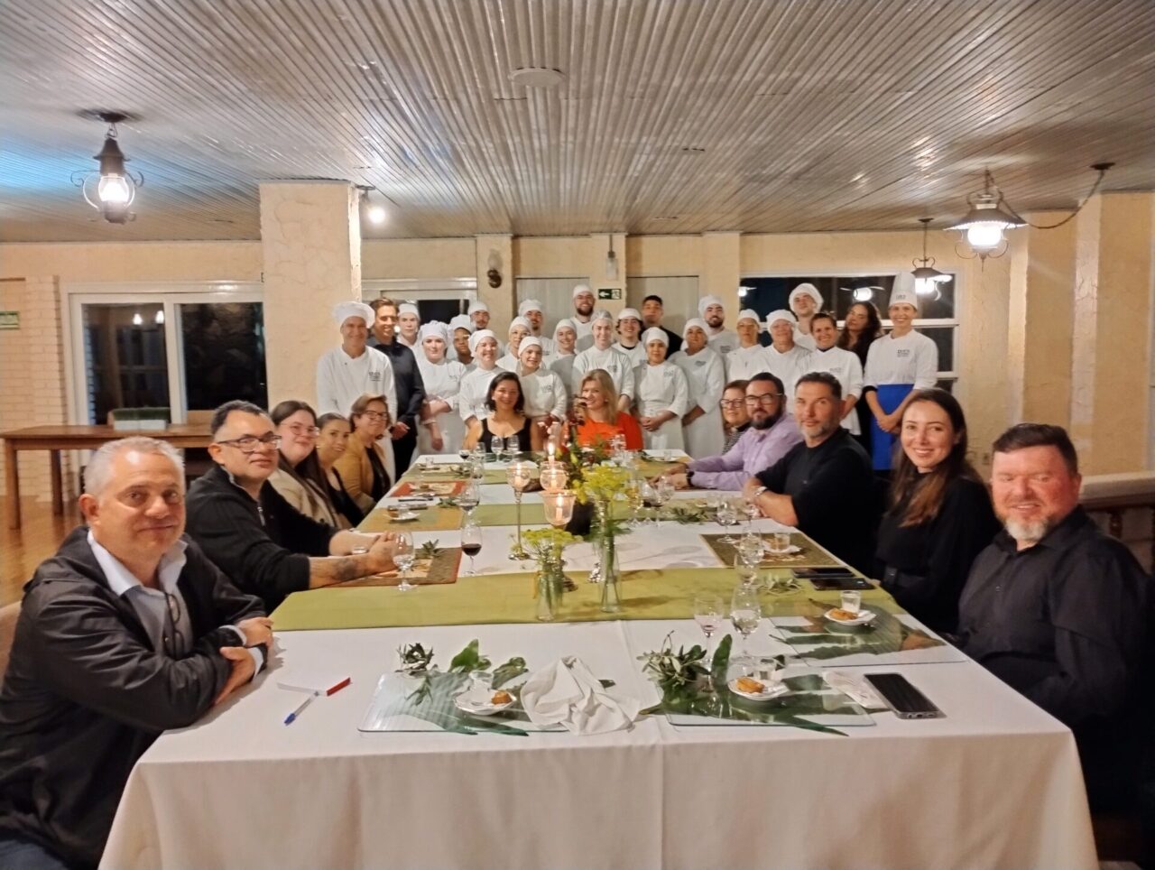 Acadêmicos e convidados após o jantar. Foto: Márcio Cavalli