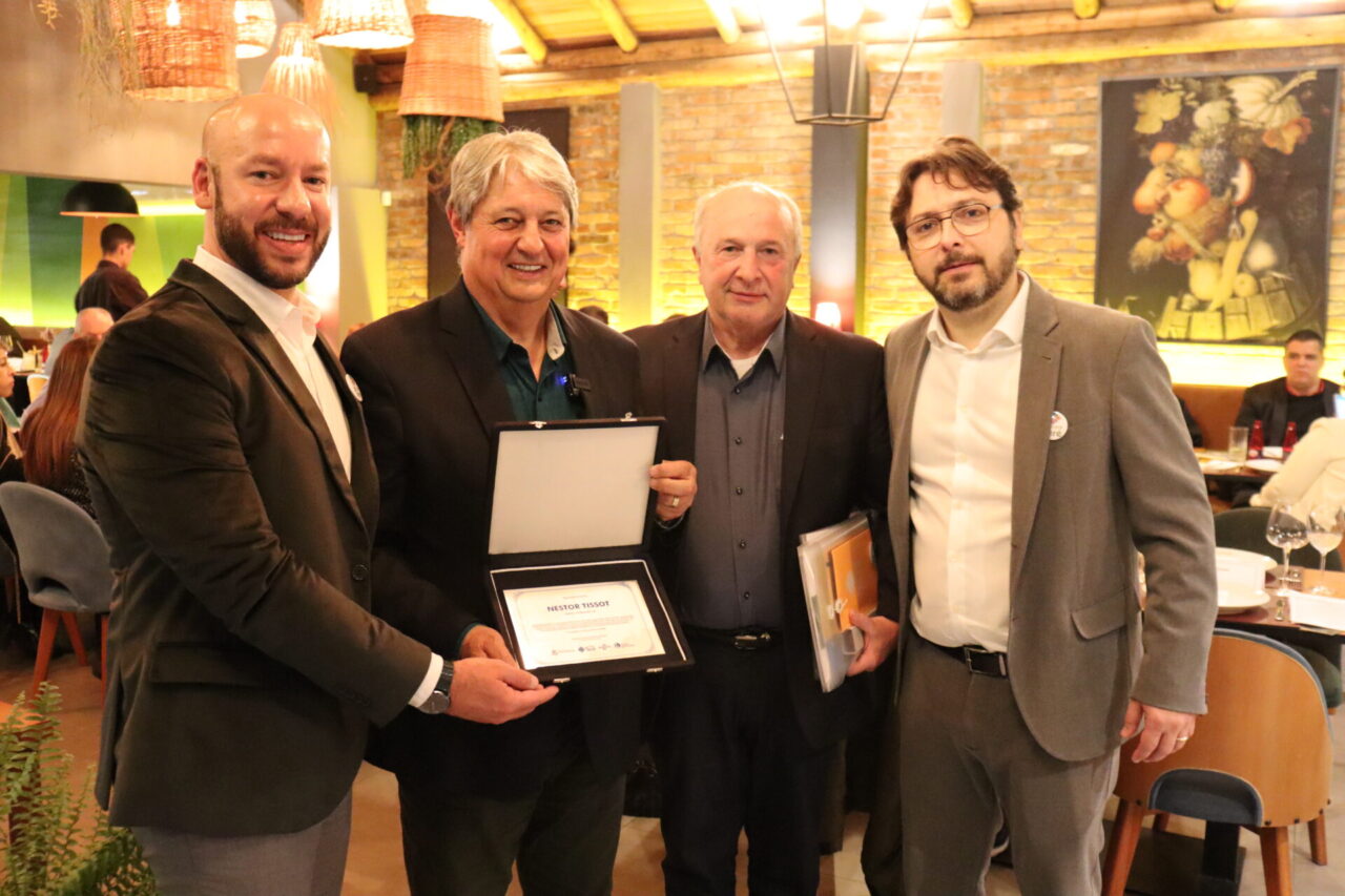 Foto: Prefeitos Nestor Tissot e Vinicius Claussen assinaram o termo.