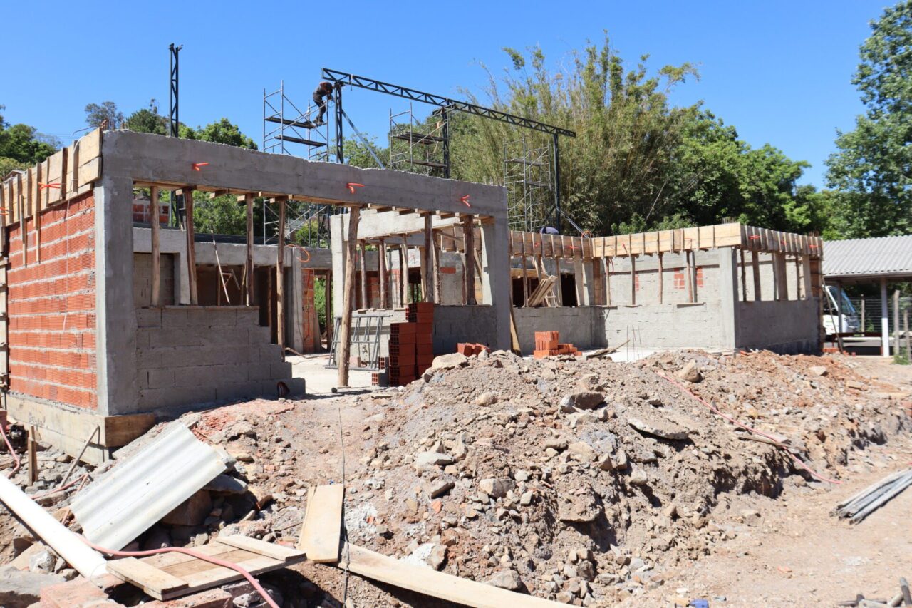 Foto: Obra está bastante adiantada e já recebe estruturas metálicas.