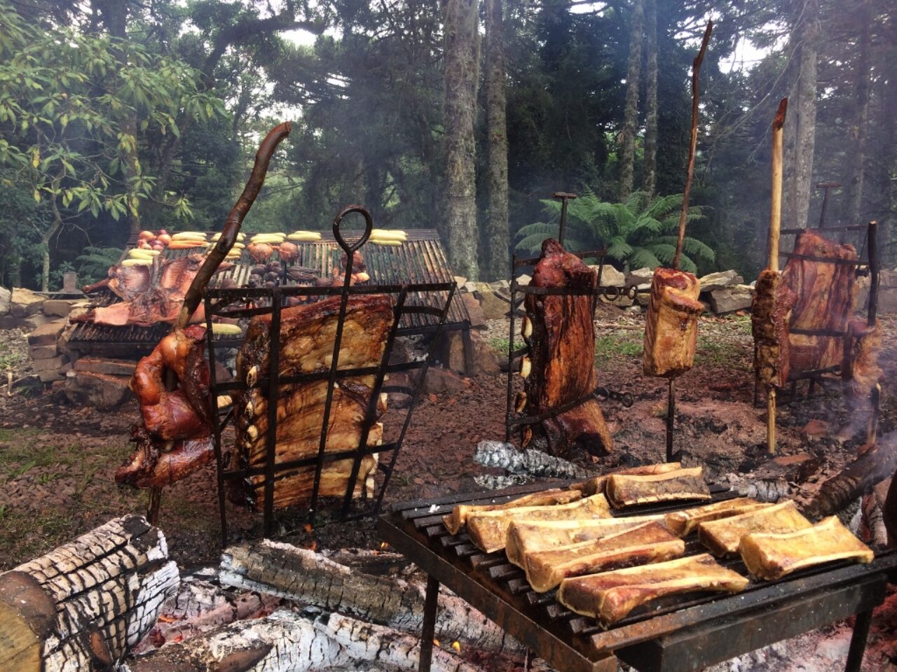 No almoço do feriado Farroupilha, os assados voltam ao chão, a partir das 10h30, e o convite é para um dia inteiro no Parador Hampel. Foto: Lucia Pires