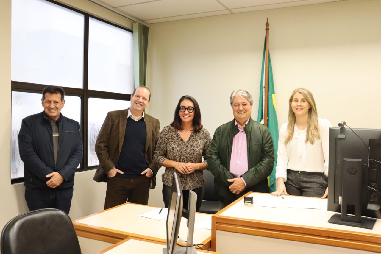 Foto: Secretária Ilton Gomes, promotor de justiça Max Guazzelli, procuradora Mariana Reis, prefeito Nestor Tissot e juíza Aline Rissto.