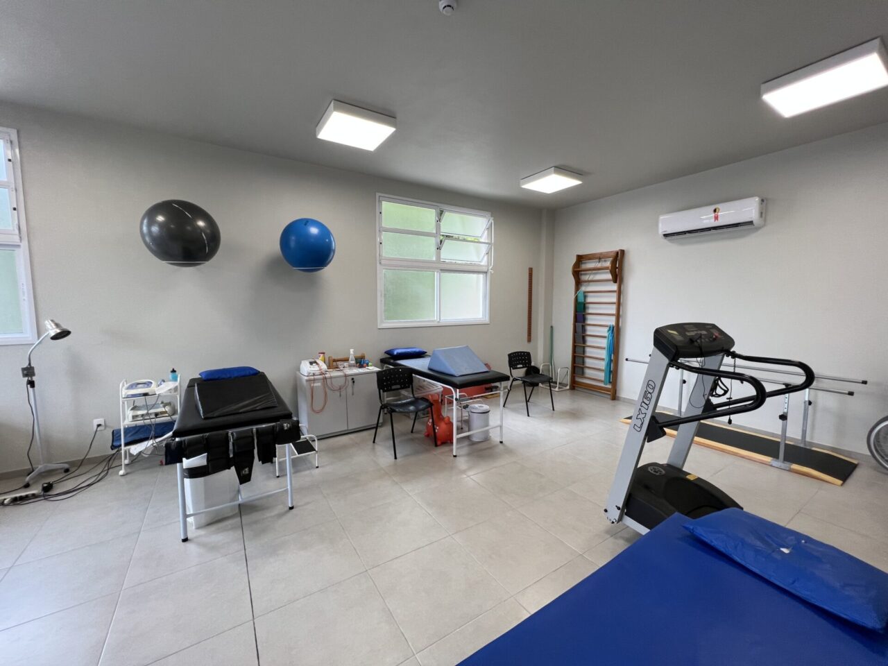 Foto: Sala de fisioterapia da Várzea Grande possui todo estrutura necessária para os atendimentos.