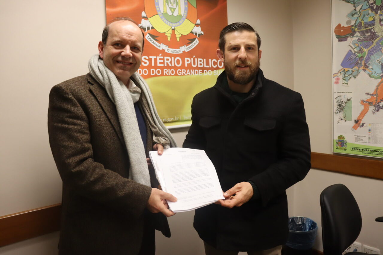 Promotor Max recebe relatórios das mãos do presidente Renan Sartori