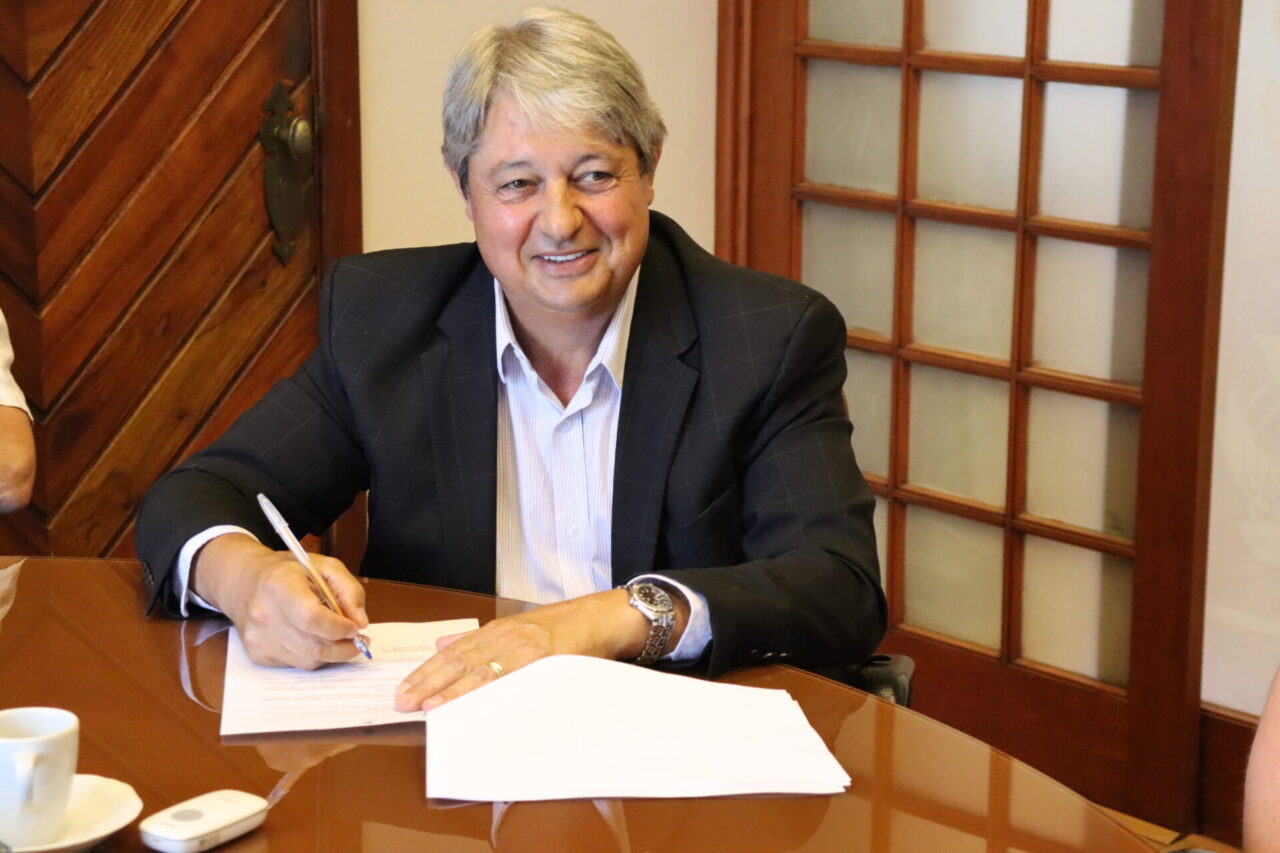 Foto: Nestor assinou o contrato para início das obras que deverão ser concluídas em oito meses.
