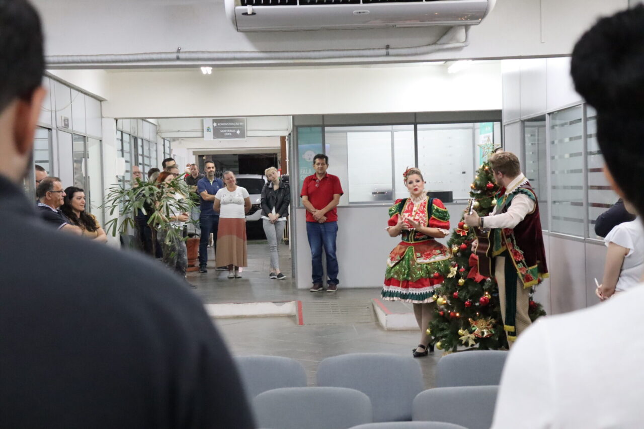 Foto: Músicas natalinas alegraram os servidores da prefeitura.