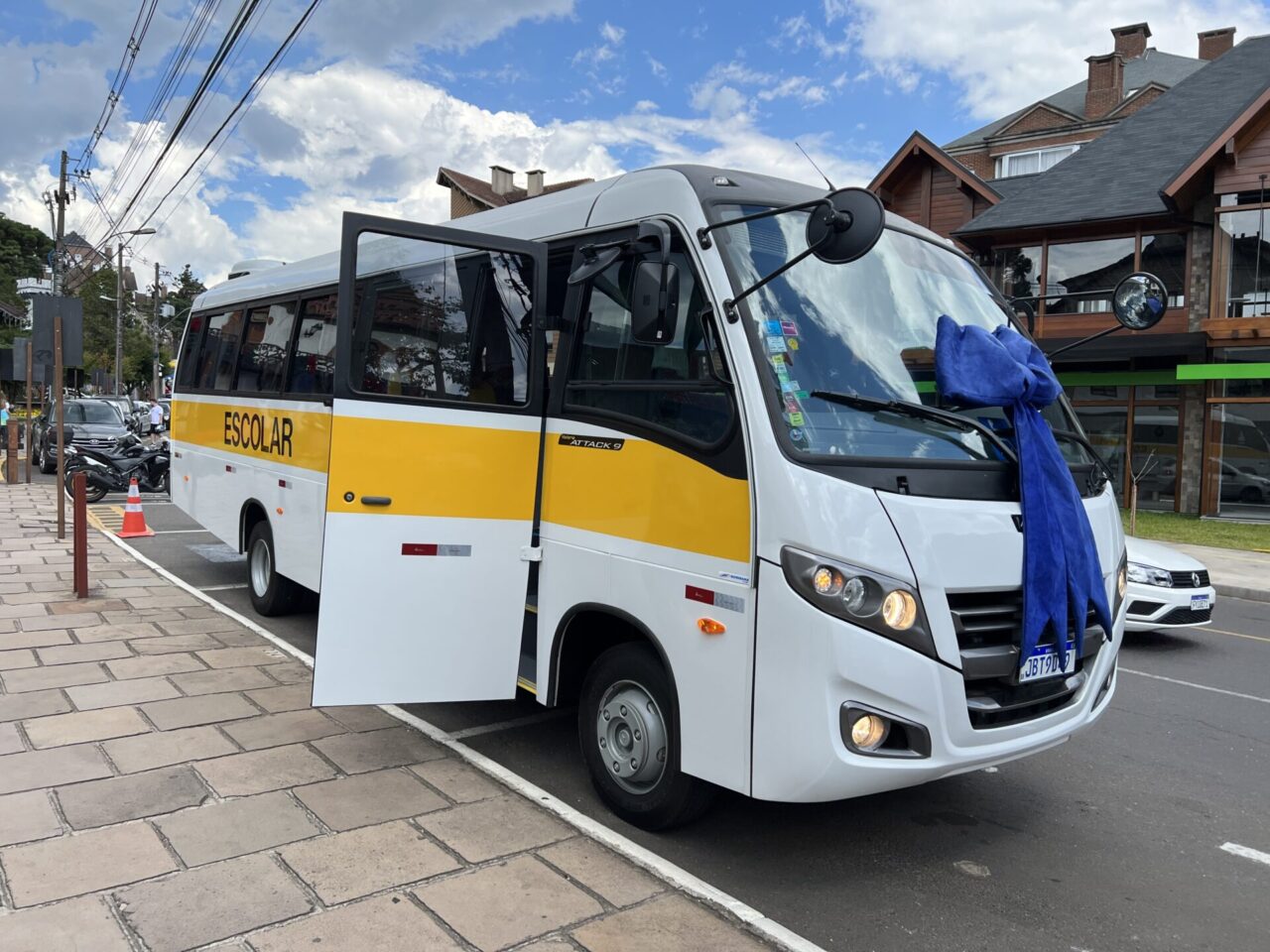 Foto: Motorista que vai conduzir o veículo recebeu a chave do prefeito Nestor Tissot.