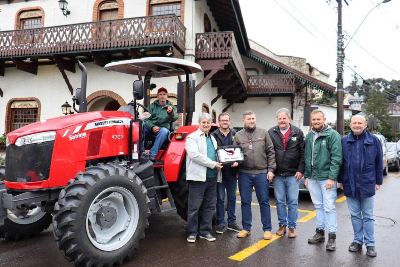 Nestor, Rafael, Germano e servidores da Agricultura receberam o veículo nesta terça-feira (12)