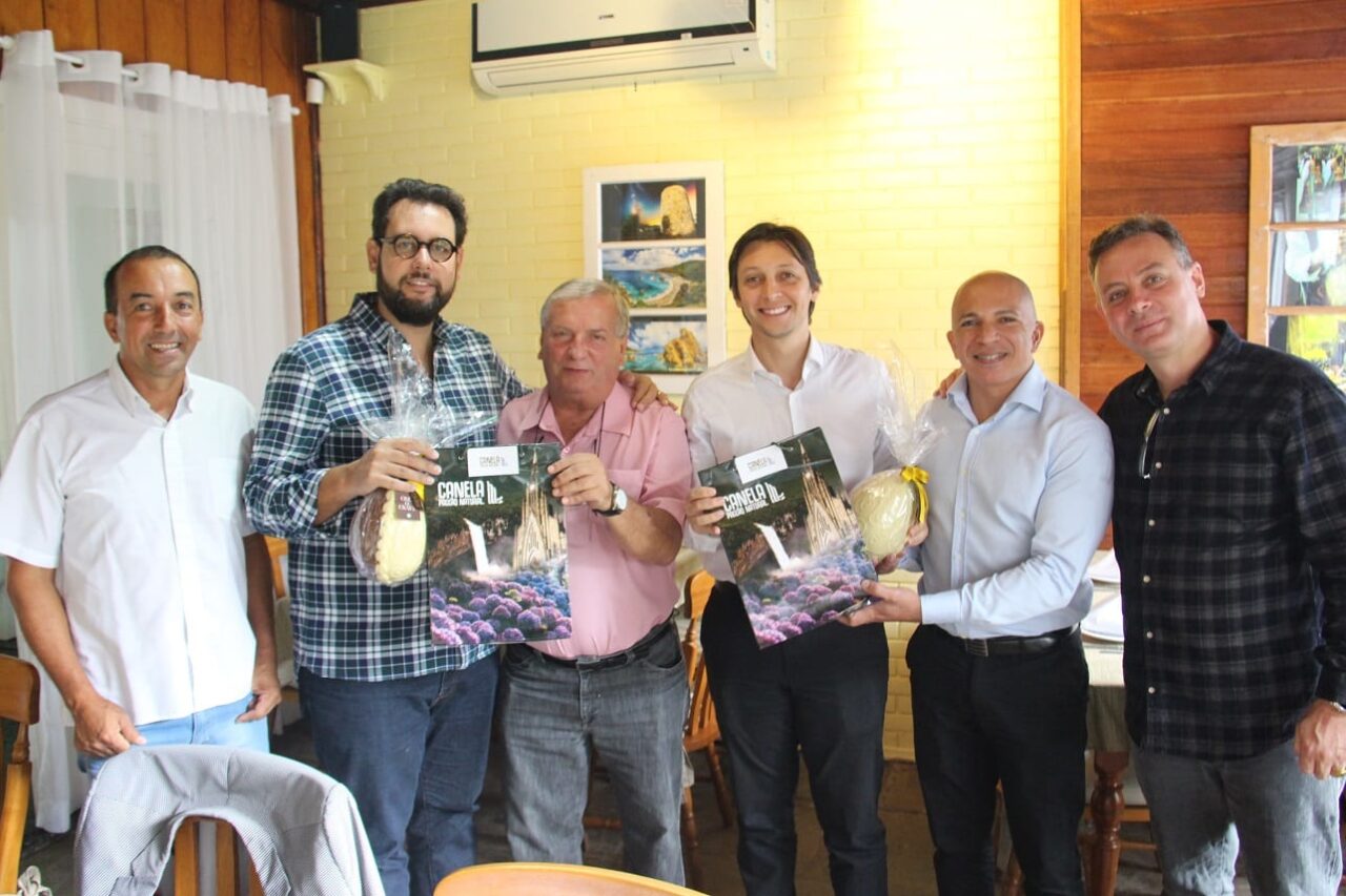 Secretário Adjunto do Turismo, Roberto Grulke, Secretário Estadual Ruy Irigaray, Prefeito Constantino Orsolin, Vice-Prefeito Gilberto Cezar, Diretor Alexandre Romano e Secretário de Turismo, Ângelo Sanches.
Fotos: Vinicius Preto