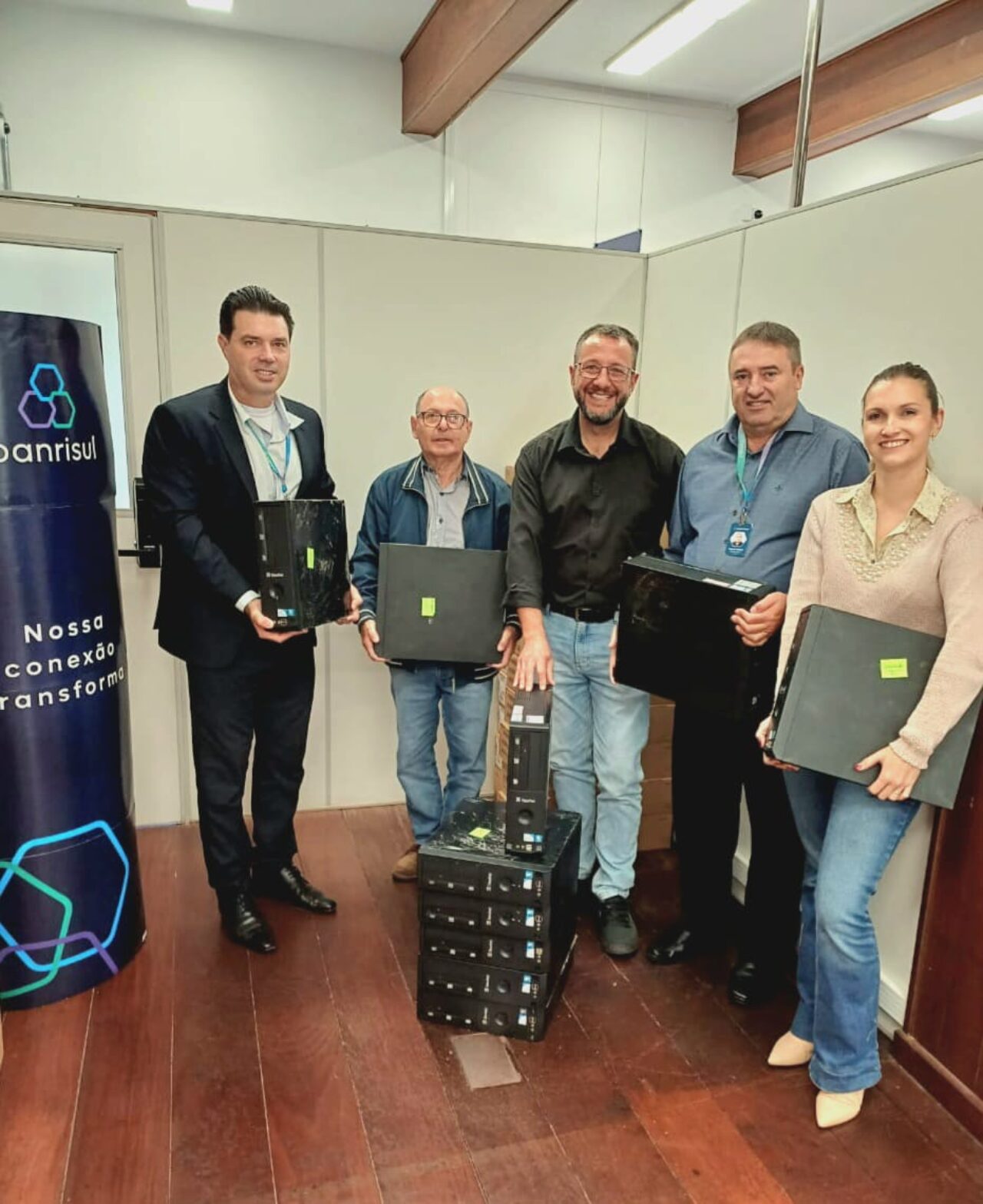 Entrega de computadores doados pelo Banrisul à APAE Canela! Na foto, da esquerda para a direita, Carlos Dias -  Gerente Geral do Banrisul Canela, Attilio Stopassola - tesoureiro da APAE, Luciano Brasil Perottoni - Presidente da APAE, Aldemir Marini -  Gerente adjunto e Mariane Gratsch - Gerente de Negócios, do Banrisul Canela.