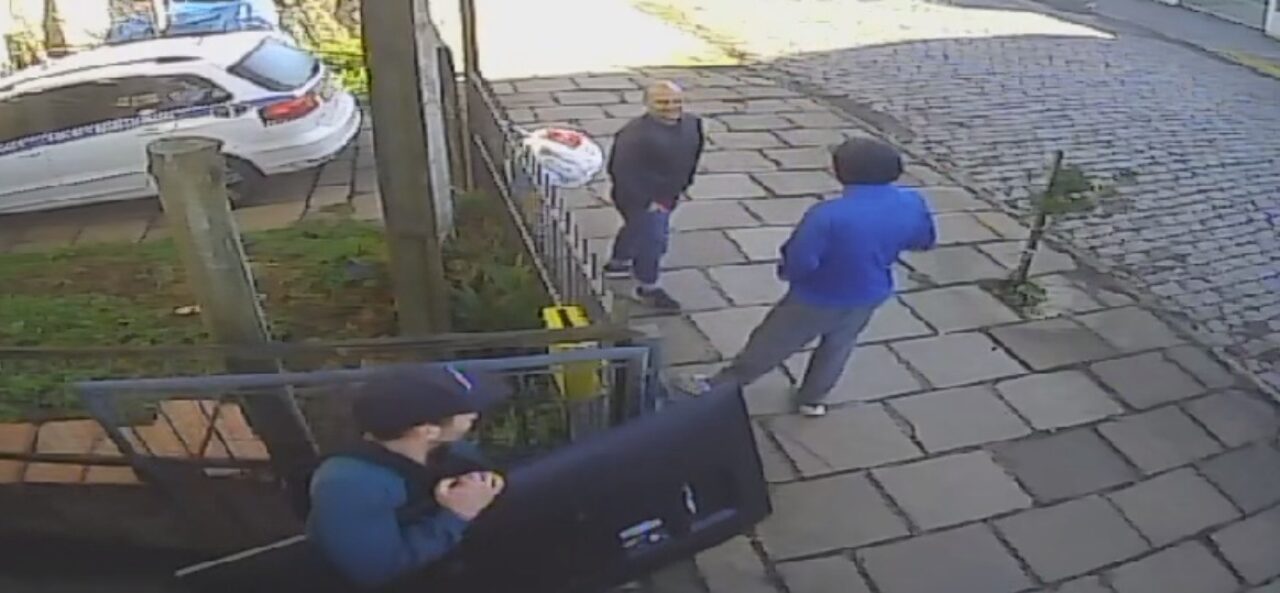 Veja no vídeo. Aparelho foi trocado por drogas a duas quadras da residência de onde foi levado