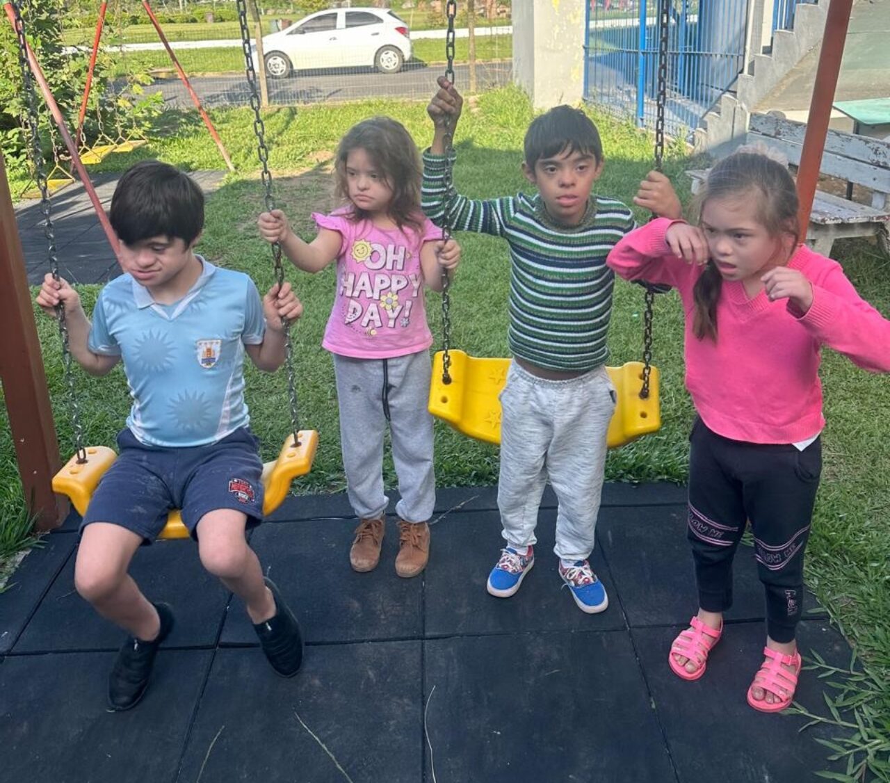 Alunos da Escola Municipal de Educação Especial Especial Rodolfo Schlieper